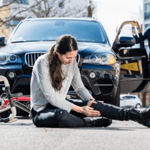 Verkeersongeval, fietser aangereden door een auto.