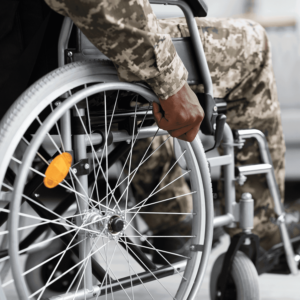 Militair met letsel in rolstoel.